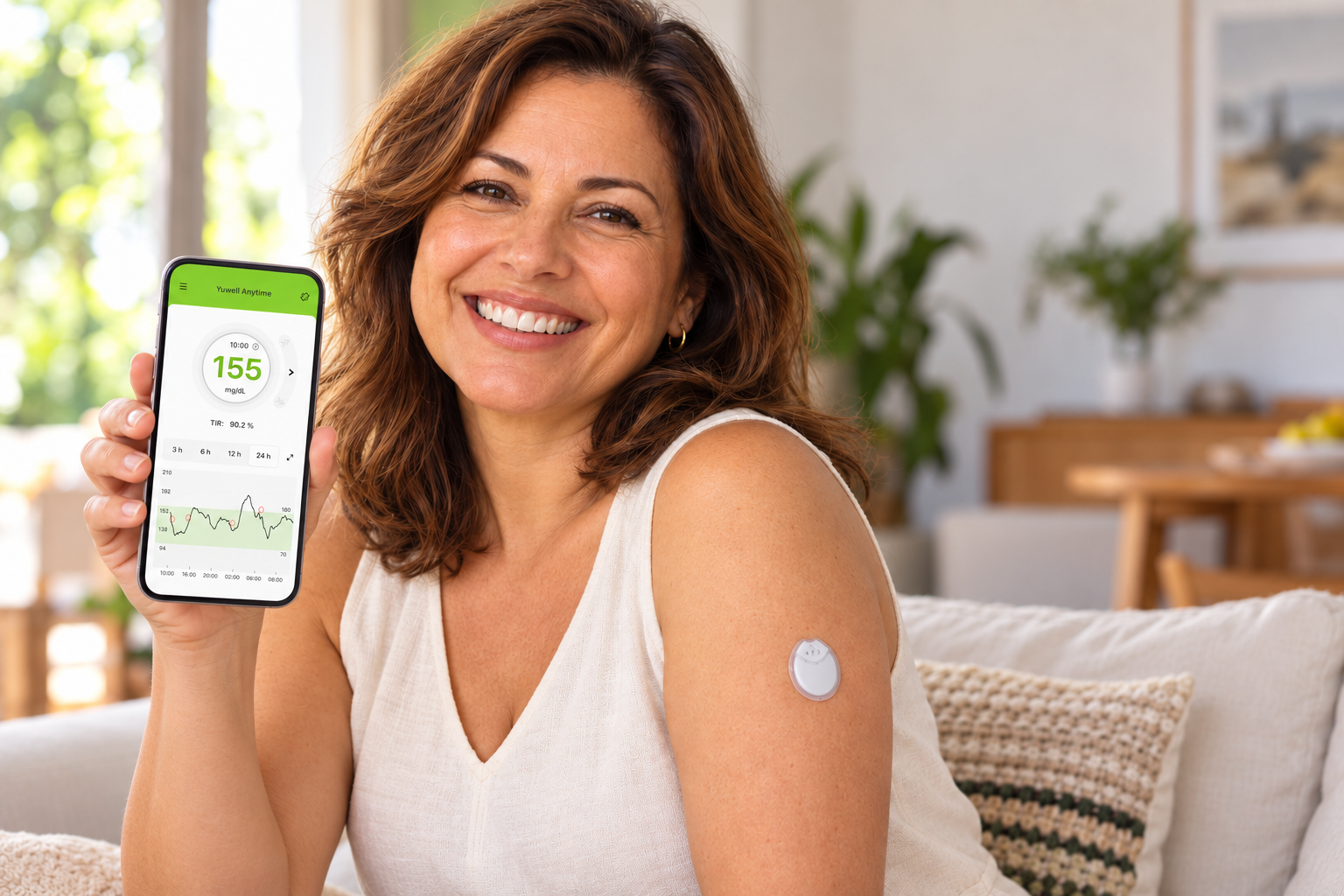 Imagem ilustrativa de mulher sorrindo com sensor no braço e mostrando o aplicativo Yuwell Anytime no celular
